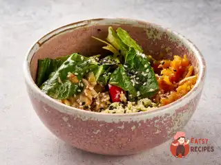 Зелений салат з артишоками та печеним бататом.