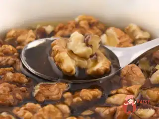 Зацукровані волоські горіхи з медом
