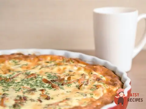 Кіш з карамелізованою цибулею і прошутто
