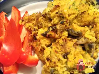 Ніжний омлет з грибами, спеціями та сиром