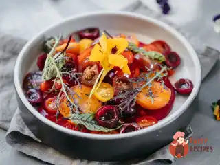 Салат з томатами, черешнею та абрикосами