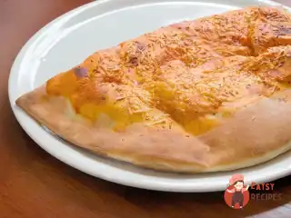 Закрита піца з бринзою