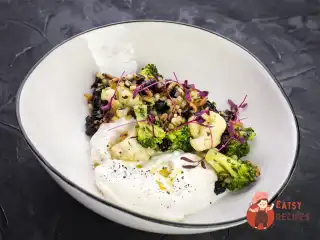 Салат із злаків із бурратою