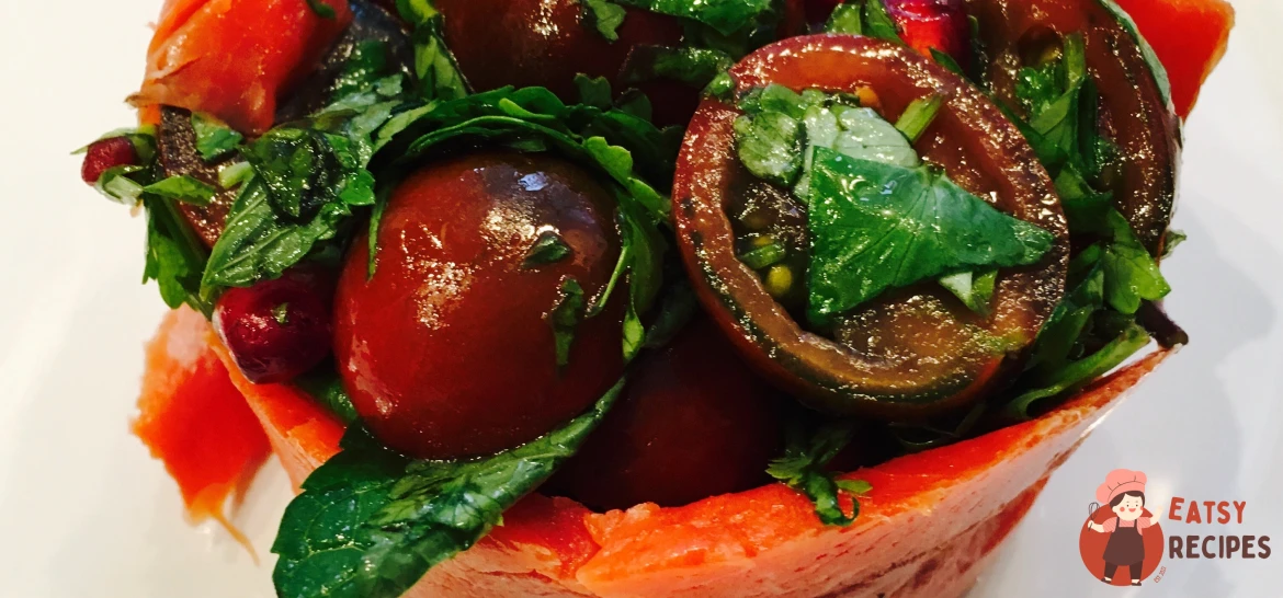 Салат із помідорів чері з копченим лососем