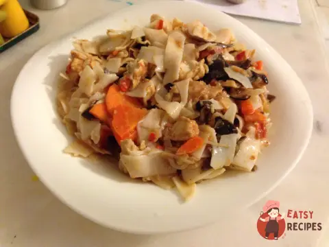 Рисова локшина з куркою та деревними грибами