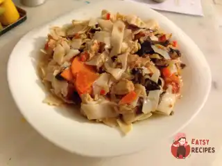 Рисова локшина з куркою та деревними грибами