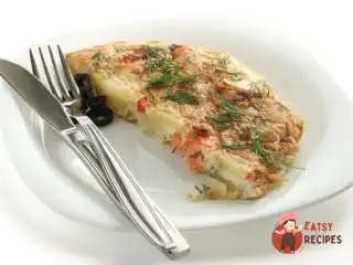 Фріттата з копченим лососем та грибами
