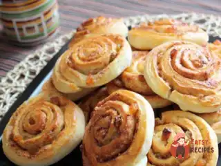 Рулетики з родзинками та корицею