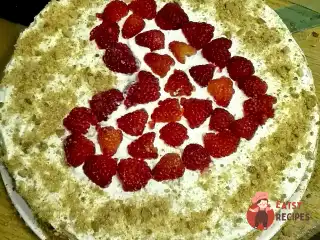 Медовик з полуницею та сметанним кремом