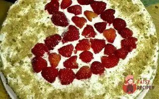 Медовик З Полуницею Та Сметанним Кремом