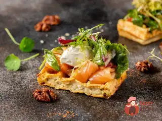 Брускетта з лососем на картопляній вафлі.