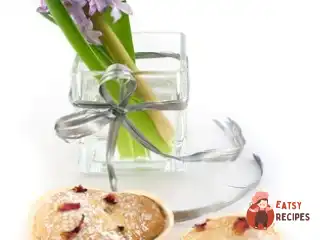 Булочки у вигляді сердець із сушеною вишнею та шоколадними чіпсами