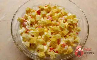 Пікантний Салат З Крабовими Паличками, Сиром Та Сухариками.