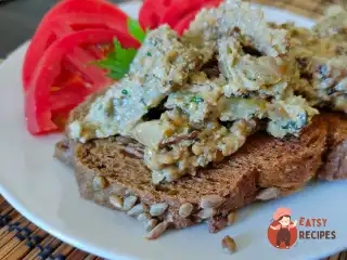 Салат із смажених на сковороді баклажанів з горіховим соусом