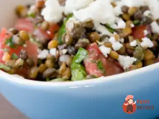 Середземноморський салат із сочевиці