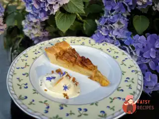 Нормандський яблучний пиріг з мигдальним кремом