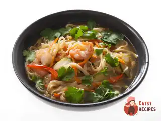 Традиційний філіппінський суп панцит з яєчною локшиною