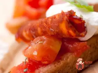 Канапе з сиром, помідором та беконом