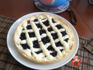 Відкритий пиріг з чорною смородиною