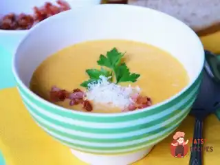 Картопляний суп з копченим беконом та кропивою