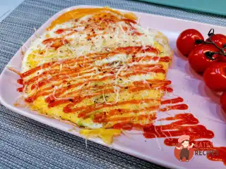 Соковита цибульна яєчня із сиром