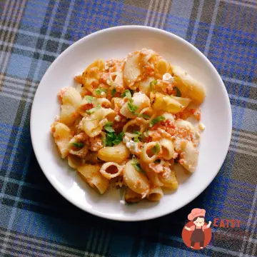 Макарони, запечені з помідорами та бринзою.