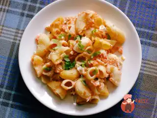 Макарони, запечені з помідорами та бринзою.