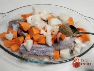 Крок 7: Мінтай з овочами у рукаві