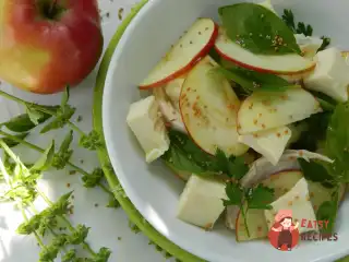 Салат з куркою, яблуками та сиром