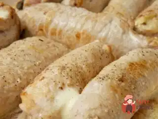 Свинячі рулетики з грибами та сиром