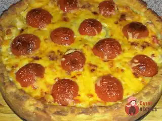 Відкритий пиріг з картопляного тіста з куркою та болгарським перцем.