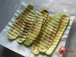 Крок 5: Кабачкові рулетики з сиром