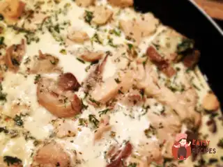 Куряче філе з грибами та вершками