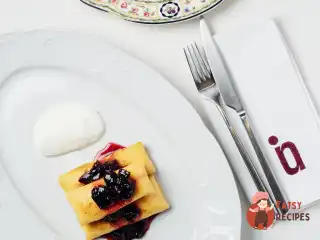 Налисники з сиром і сливовим варенням