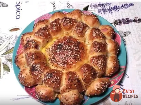 Камамбер у листковому тесті з сосисками