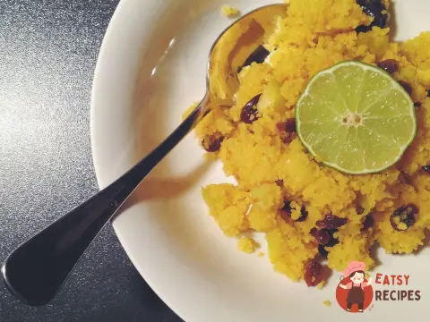 Кускус з яблуками, родзинками та чорносливом