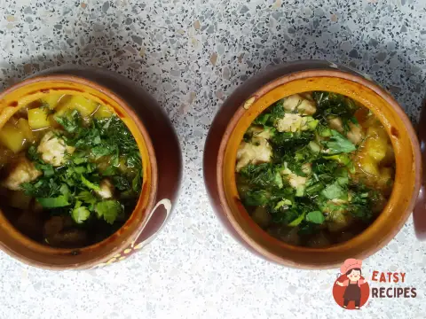 Курячі фрикадельки з овочами в горщику
