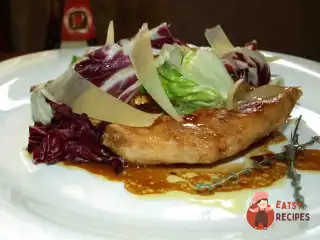 Курячі грудки у білому вині з салатним міксом та сиром