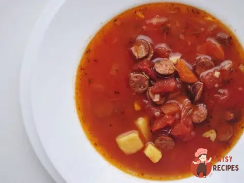 Томатний суп із ковбасками