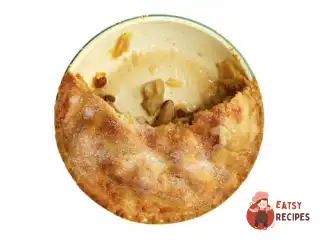 Яблучна шарлотка з корицею та родзинками