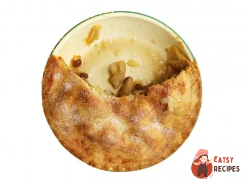 Яблучна шарлотка з корицею та родзинками