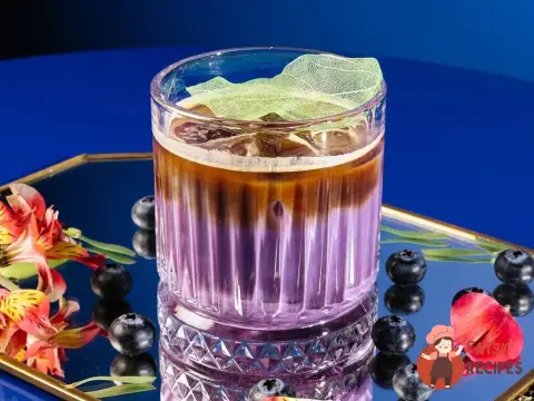 Чорничне холодне латте