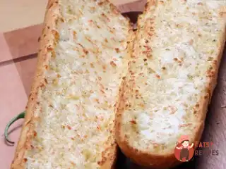 Часниковий хліб із вершковим маслом