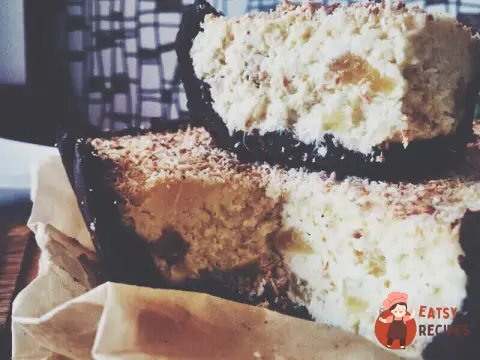 Кокосовий чізкейк зі шматочками ананасу