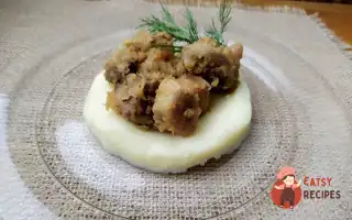 Свинина Тушкована З Цибулею На Картопляному Пюре