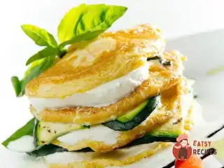 Піраміда з омлету та моцарели