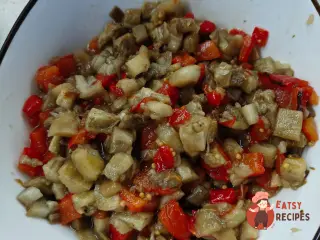 Крок 16: Салат з куркою, печеними баклажанами, перцем та рукколою