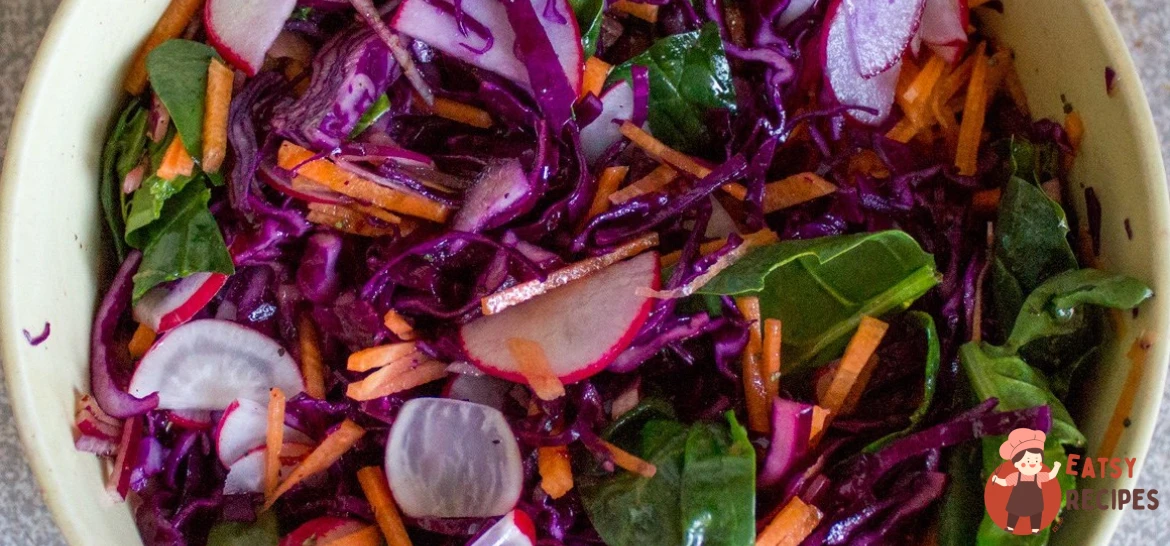 Осінній салат з капусти, редиски, моркви та шпинату.