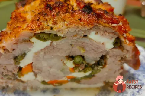 Свинячий рулет з овочами