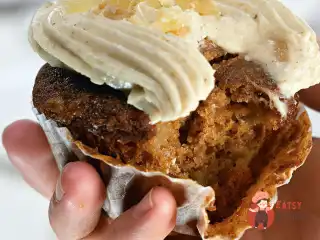 Капкейк з яблуком, спеціями та кремом із «Філадельфії» з корицею